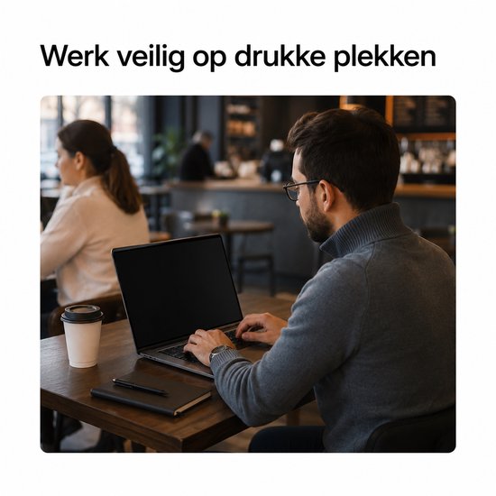 Werken met een MacBook privacy filter in een cafe